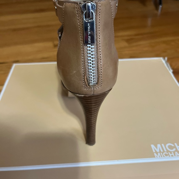 MICHAEL KORS LEONIA BOOTIES IN TAUPE SZ 8 STRAPPY HEEL - Picture 11 of 11